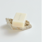 bloc carré sur pierre à forme sur fond gris