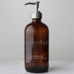 Flacon marron avec bouchon long en acier sur fond gris