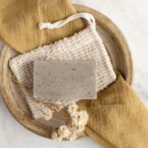 forme carré shampoing solide avec petit point noir de café