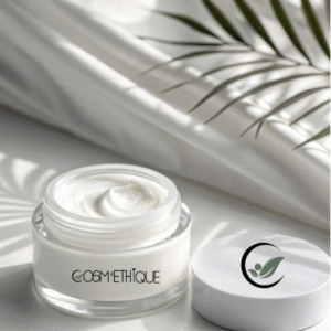 pot en verre contenant liquide blanc (crème)