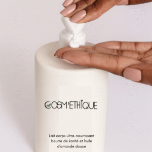 mais appuyant sur le tube contenant pour crème