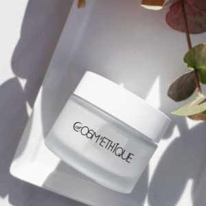 pot rond fermé avec crème blanche à l'intérieur