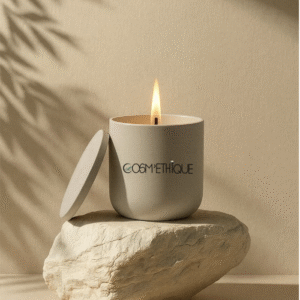 bougie allumé sur pièrre de décoration sur fond beige