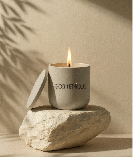 bougie allumé sur pièrre de décoration sur fond beige