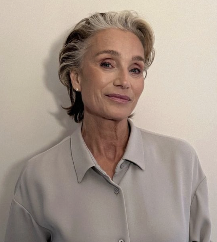 femme blanche avec cheveux cout et teinté faisant un leger sourire sur le coté