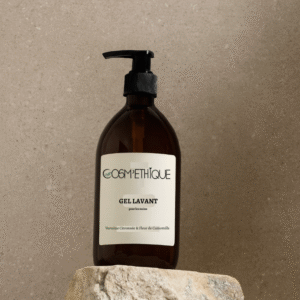 gros flacon avec bouchon à préssion sur petit rocher de décoration