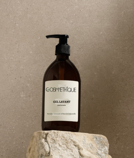 gros flacon avec bouchon à préssion sur petit rocher de décoration