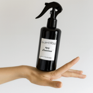 flacon spray sur une main