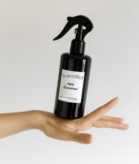 flacon spray sur une main